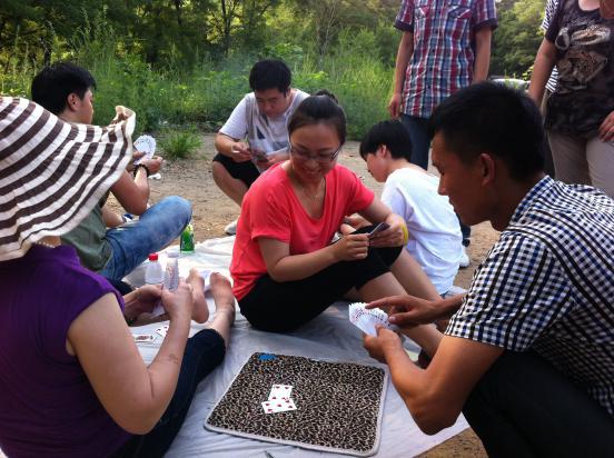 公司組織一年一度的野外燒烤活動，并現場舉辦斗地主大賽
