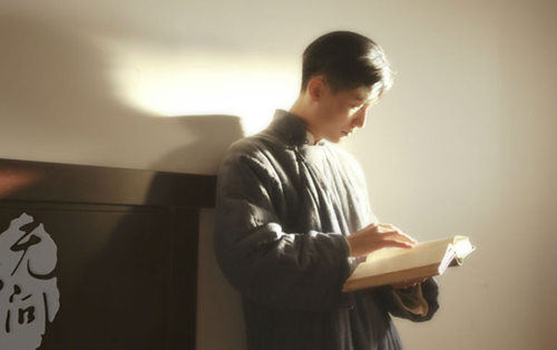 只問敢勇，無問西東